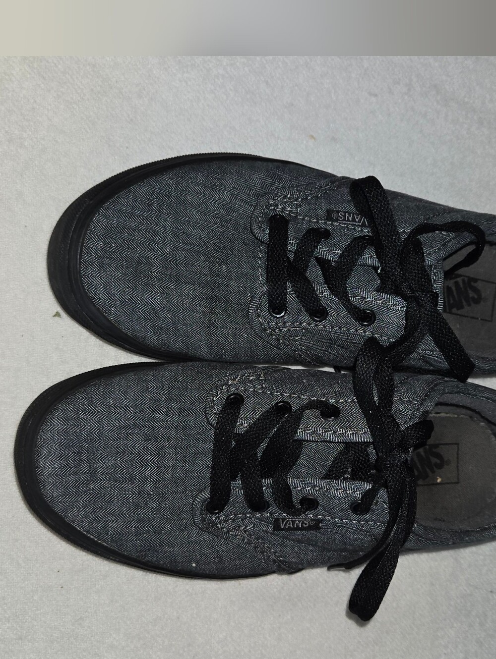 Vans Kids Size 4.5 Low-Top Lace-Up Sneakers in Charcoal Gray and Black